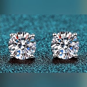 Certified HOST PICK 😍 Moissanite Stud Earrings